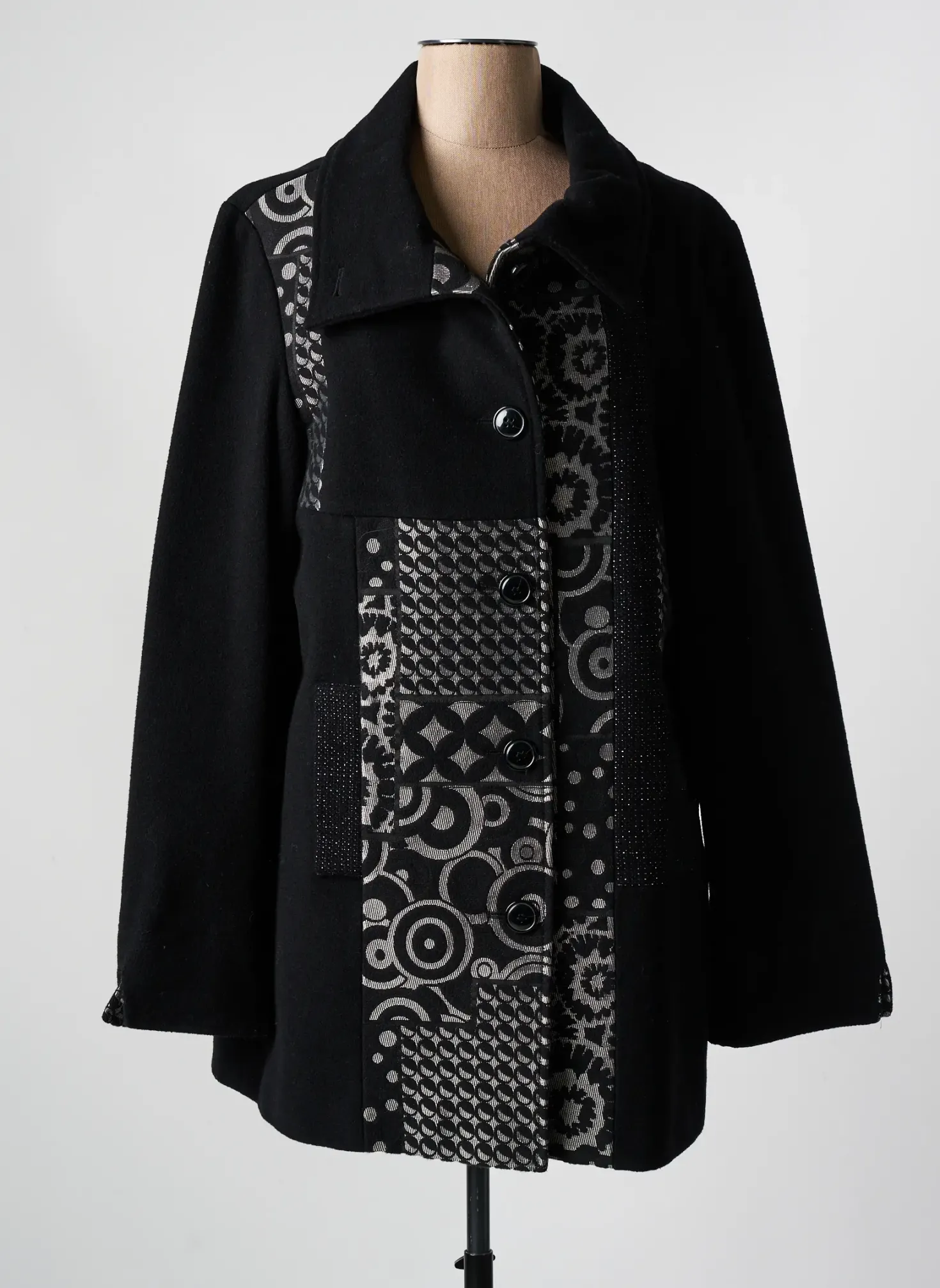 Manteau Court Square Noir Sans Capuche