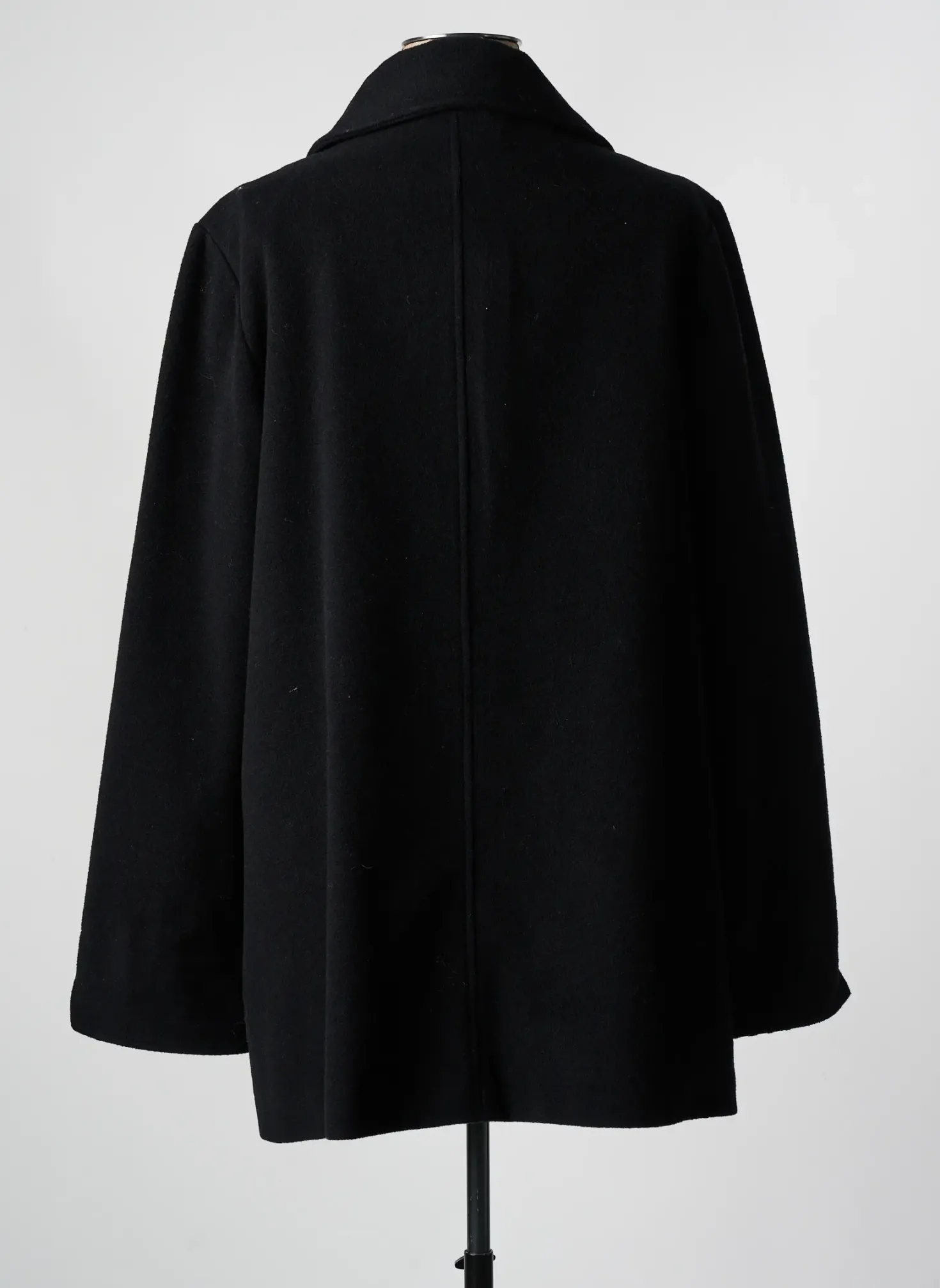 Manteau Court Square Noir Sans Capuche
