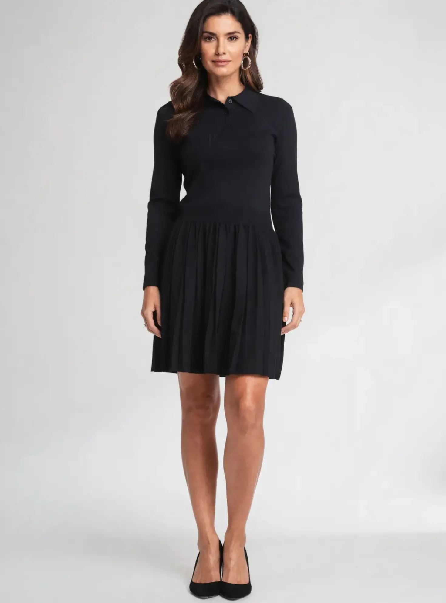 Robe Courte In April 1986 Noir Manches Longues