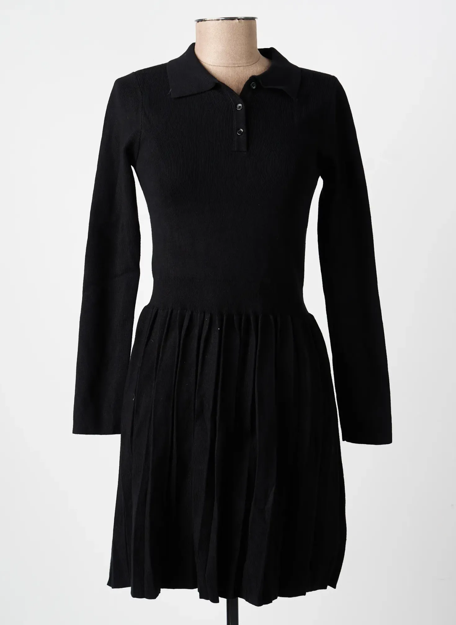 Robe Courte In April 1986 Noir Manches Longues