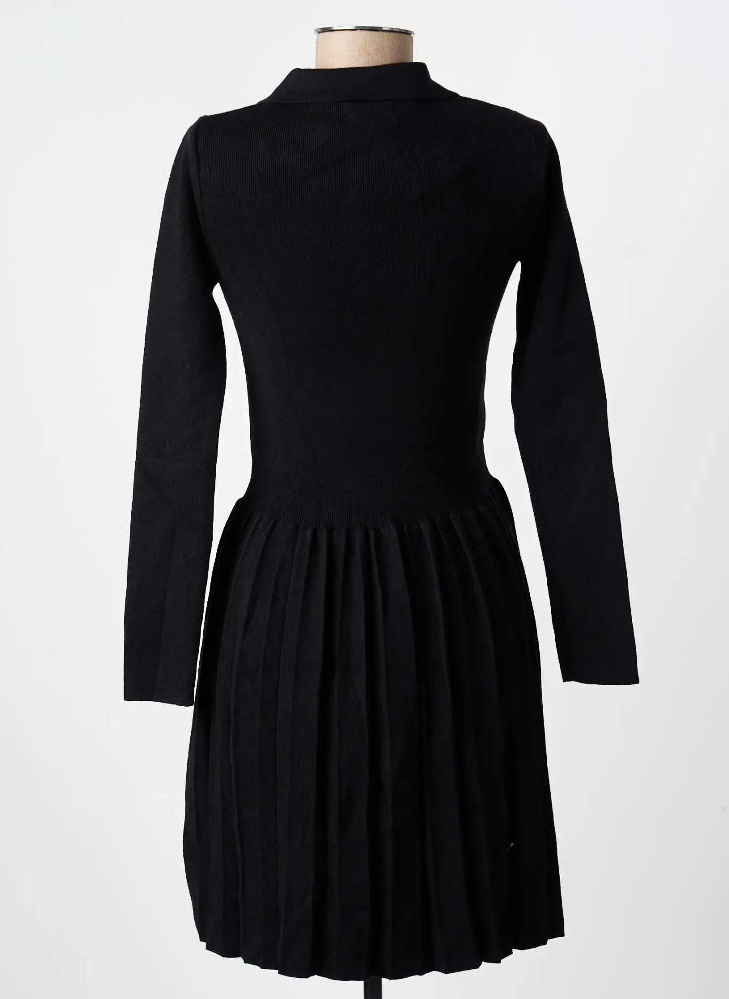 Robe Courte In April 1986 Noir Manches Longues