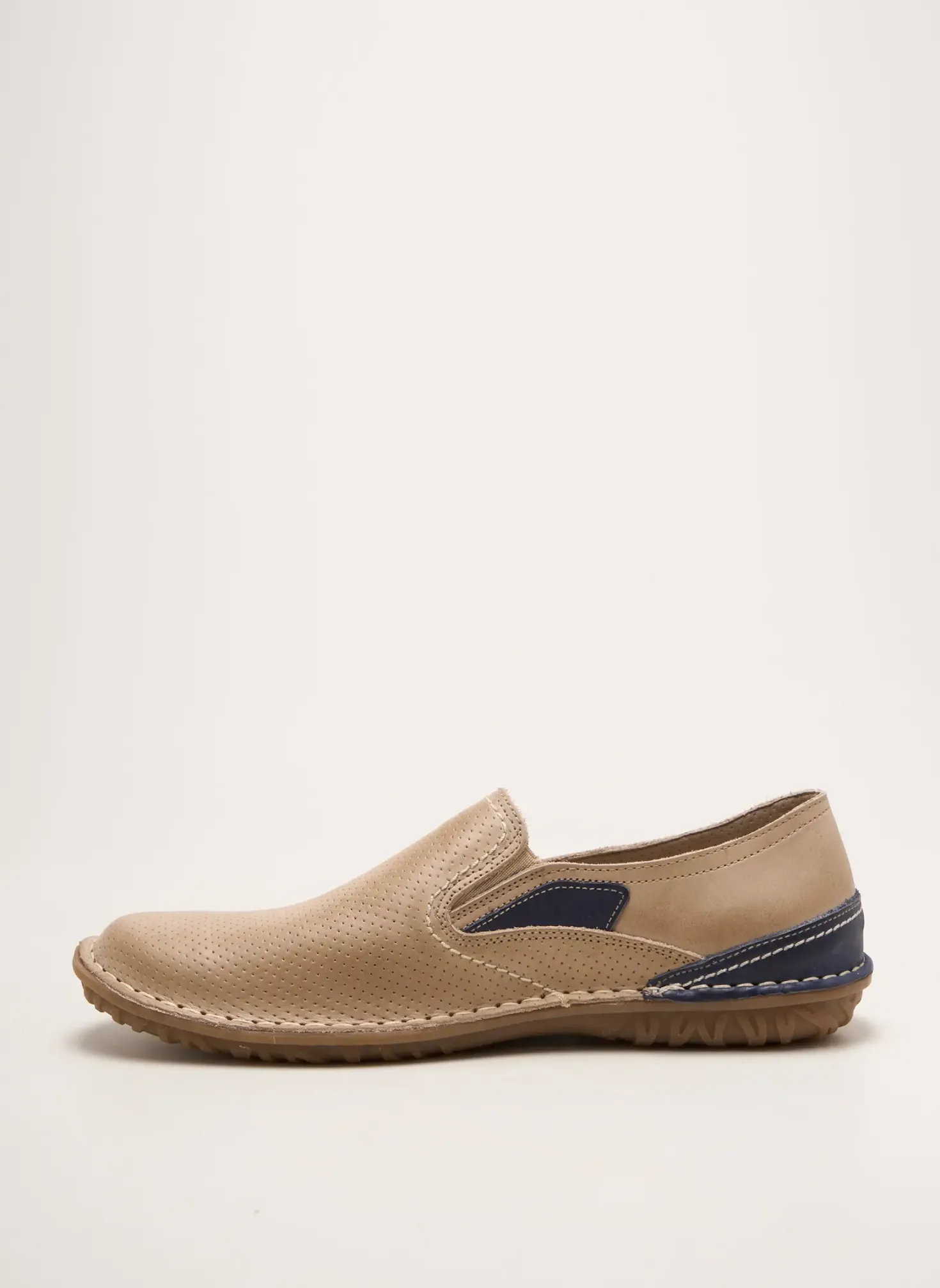 Slip Ons On Foot Beige Bout Rond